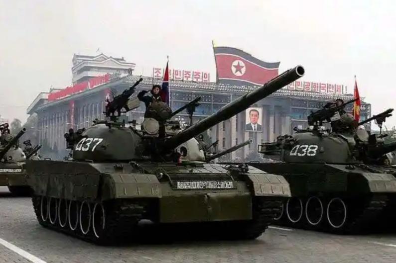 朝鲜最近让金正恩父女观摩坦克演习，最抢眼的还是天马20主战坦克，小公主直接坐驾驶