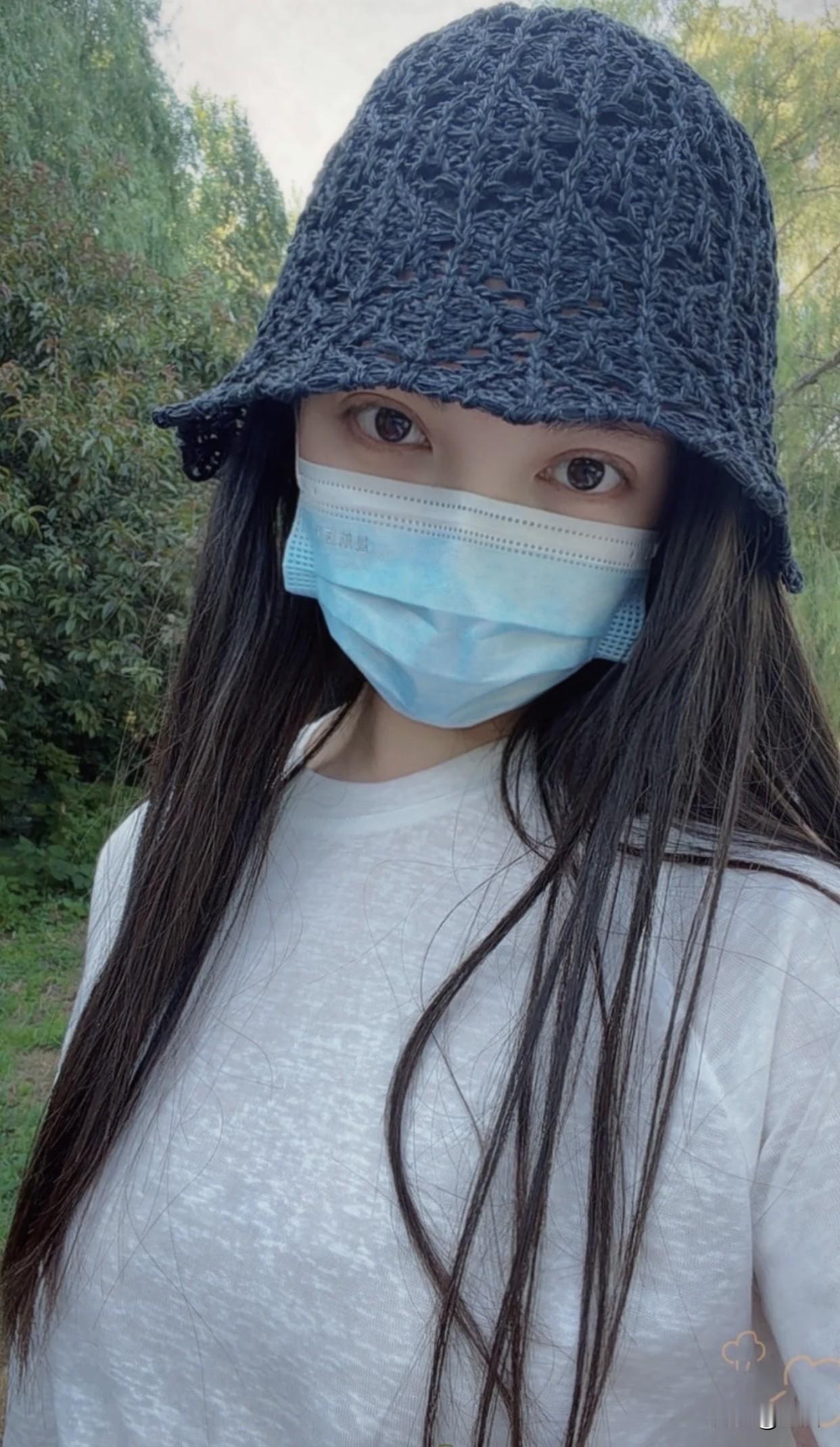 夏日生活打卡季阳光洒在林荫道上，漫步在绿意盎然的小路上，感受大自然的宁静与美好。