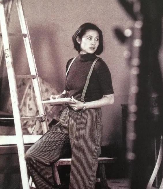 1990年，32岁的倪萍进入央视成为一名主持人，女编导陈雨露一脸厌烦的说：我们不