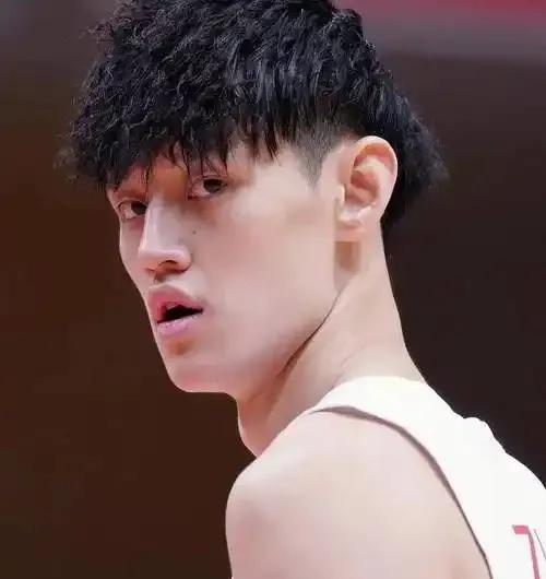 能和浙江广厦实力对上的，也就完整阵容的首钢(曾凡博和所罗门假设没有受伤)曾凡博