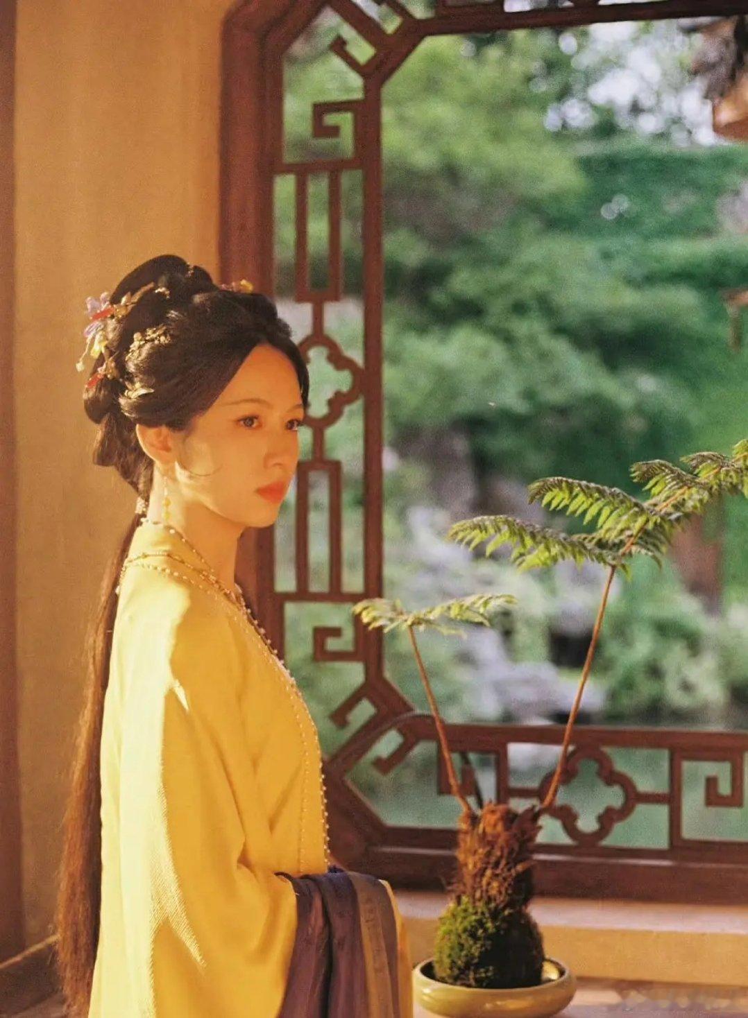 刘海不行，不好看，周也这个刘海应该全梳上去