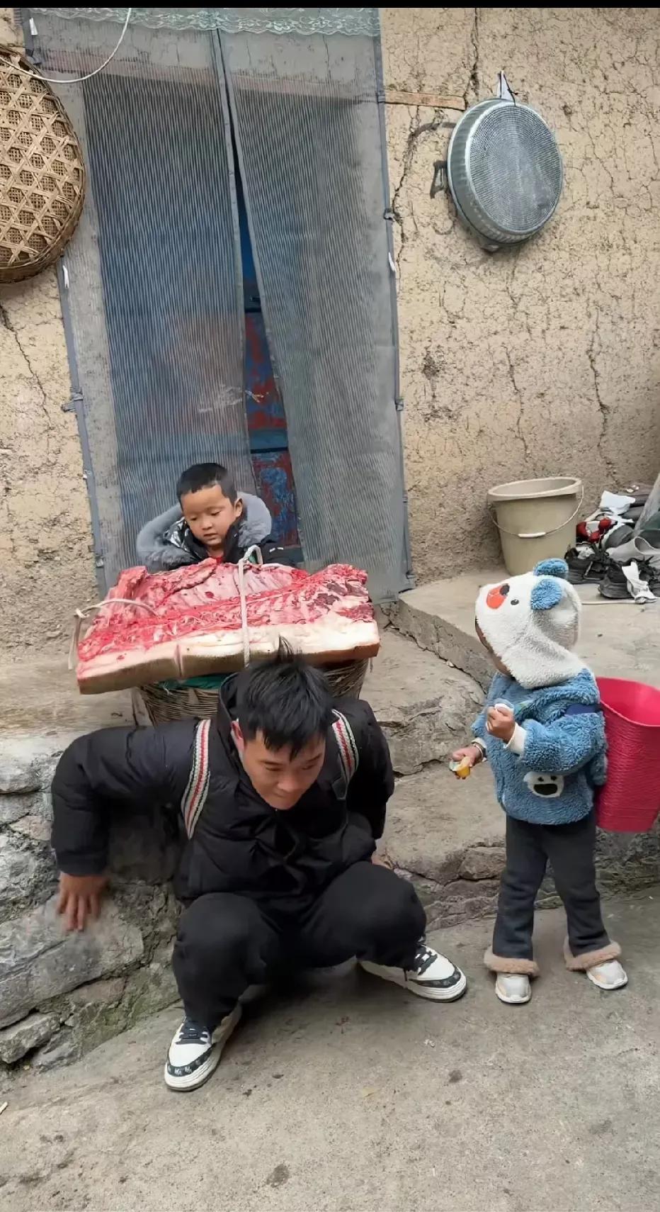 四川凉山彝族自治州过彝族年了要背着肉和米面去岳父家全是小路摩托车都没法