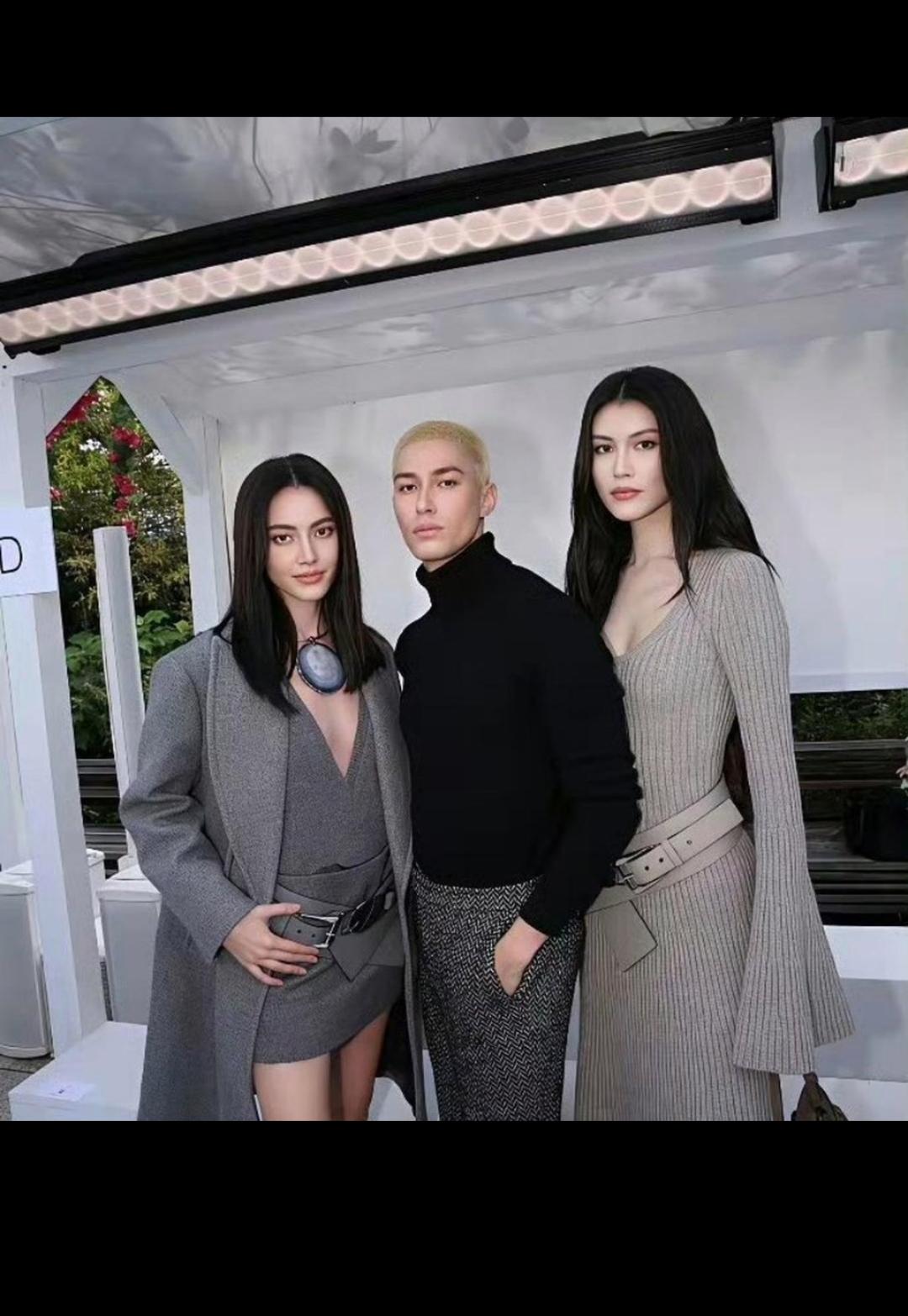怪不得他老公那么帅又多金的一个人会娶二婚的她呢？你看她在人群中永远都是那么显眼