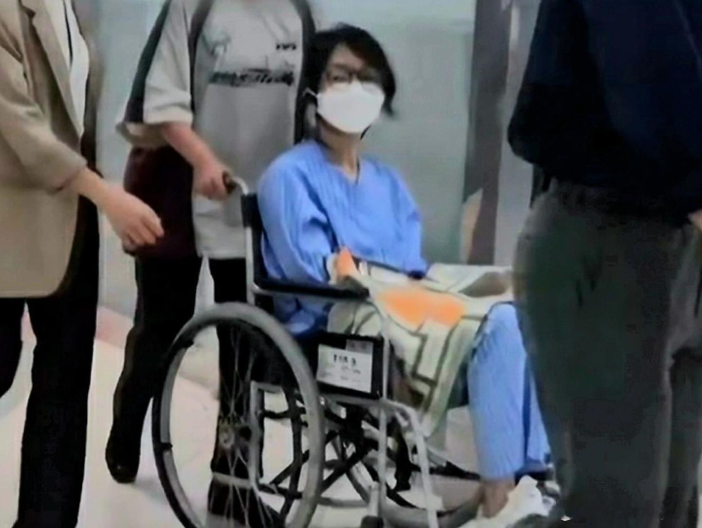【前韩国第一夫人金建希出狱就医：佩戴电子脚环坐轮椅】海外新鲜事据韩媒报道，前