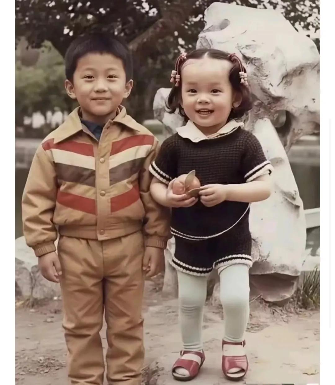 邓超与孙俪小时期便透着灵动与纯真。邓超眉眼间满是俏皮,笑容灿烂似阳光;孙俪则如精