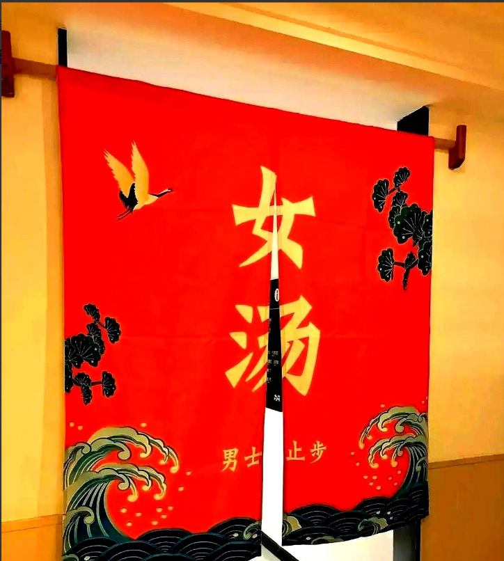 安阳，一名女子在大澡堂洗完澡，光着身子走到更衣室穿衣服，却听见了一个男子的声音，