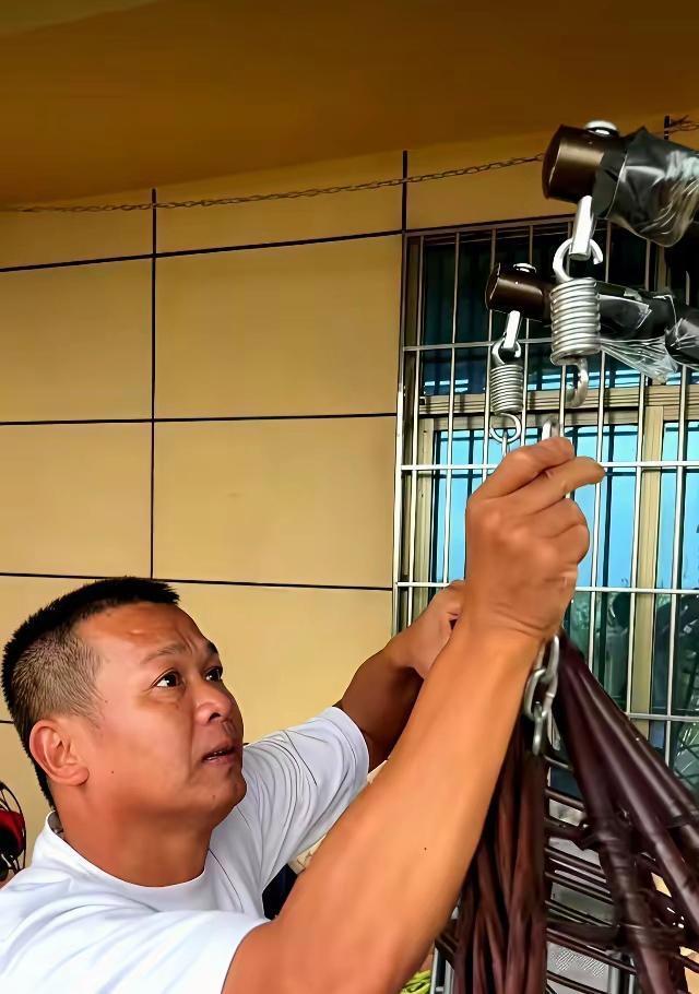 看到全红婵爸爸给老婆焊的秋千，我坐在阳台上笑了半天。这年头，朋友圈里晒红包晒