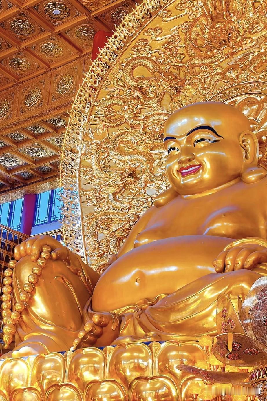 一眼见弥勒，万事皆欢喜推开殿门的瞬间，被满殿金辉狠狠震撼到了！这尊鎏