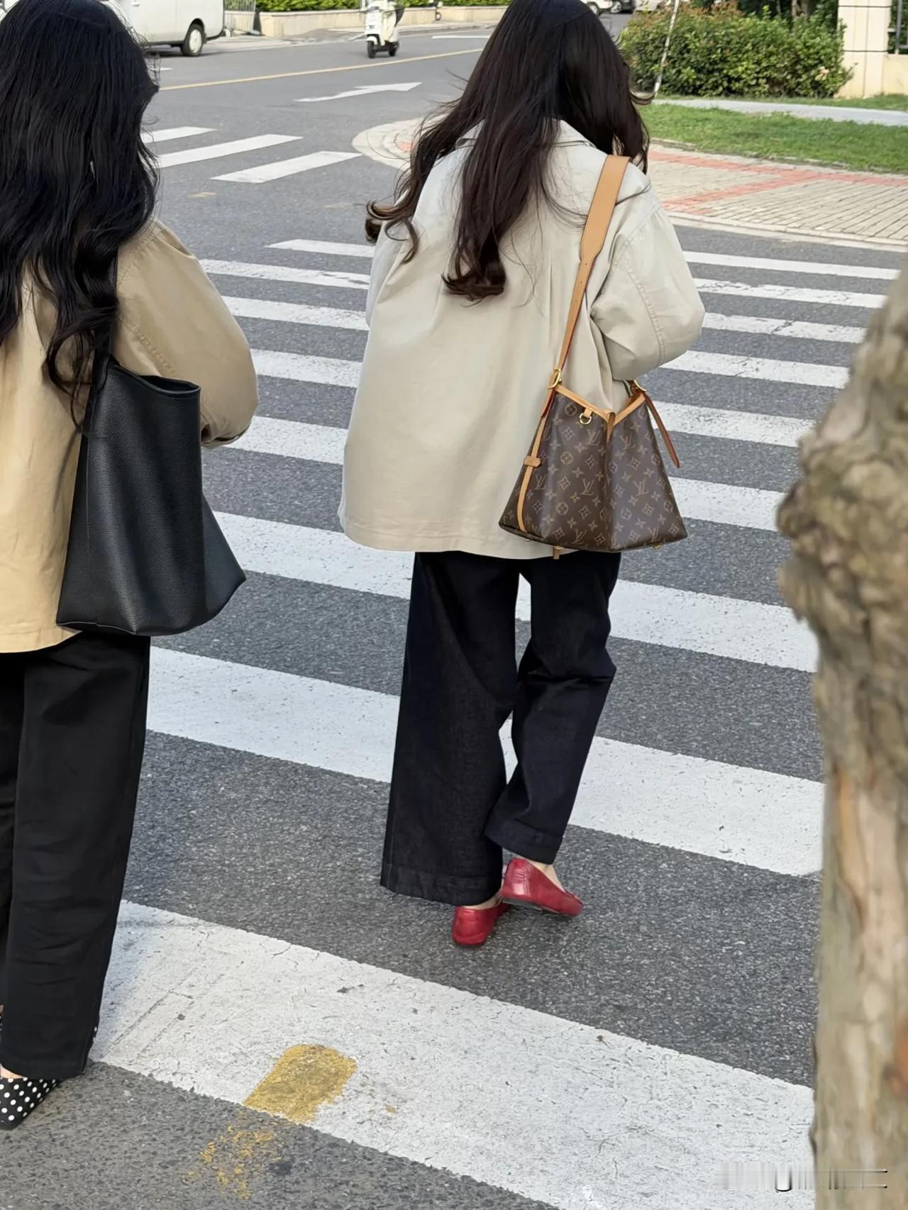 这两个女孩，我偷看了10分钟。她们的穿搭太吸引我了。我拍照收藏了。我要按照