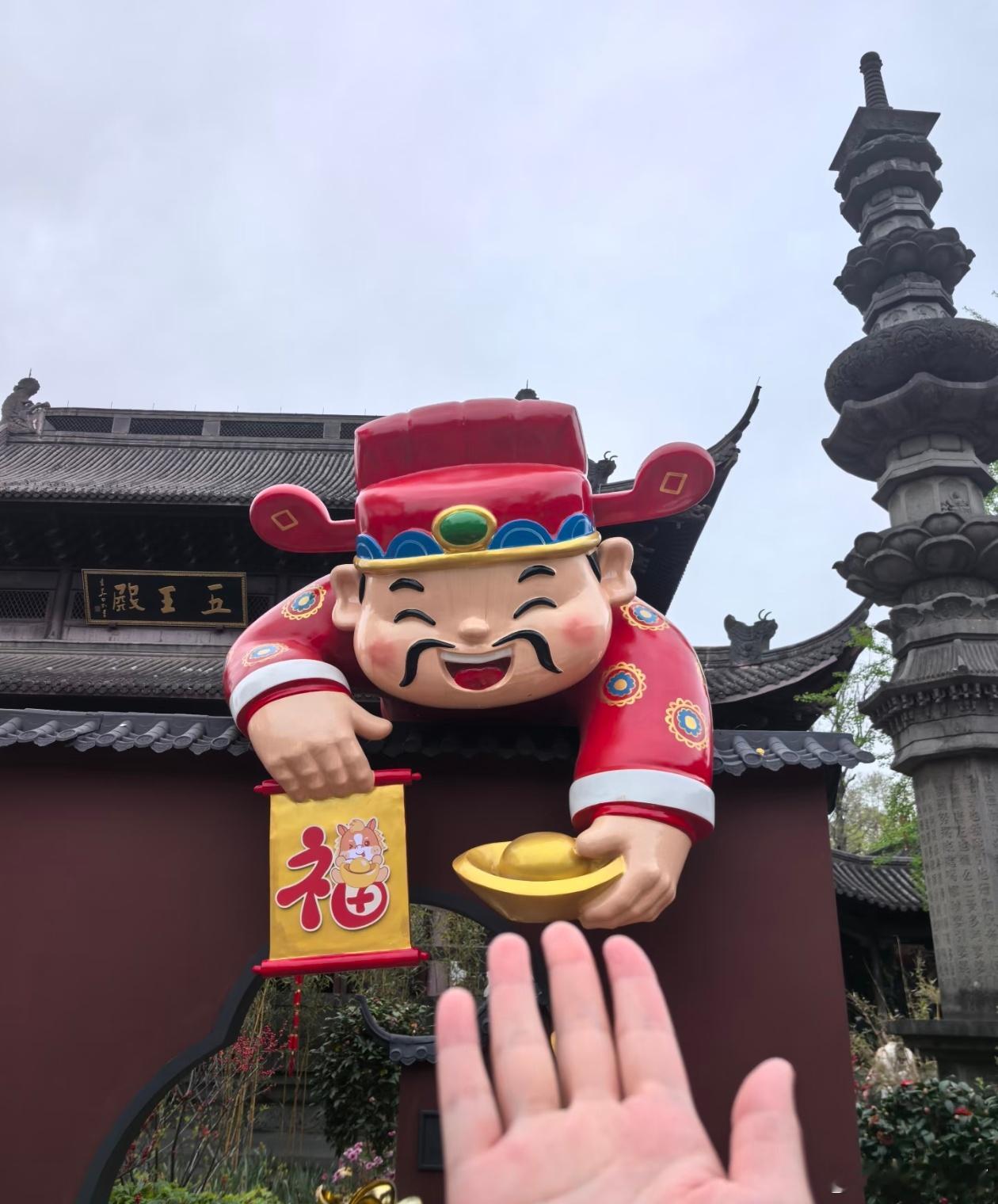 当我们运气好的时候，很多好事莫名其妙的就会发生，钱也会追着你跑。就好比这张图，财