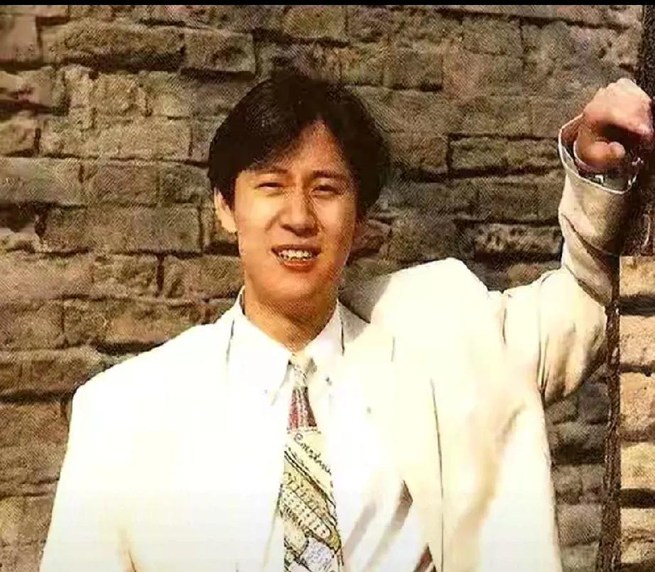 56岁解晓东，曾是春晚“常青树”，十四年霸屏，《今儿个真高兴》火遍大江南北。可他