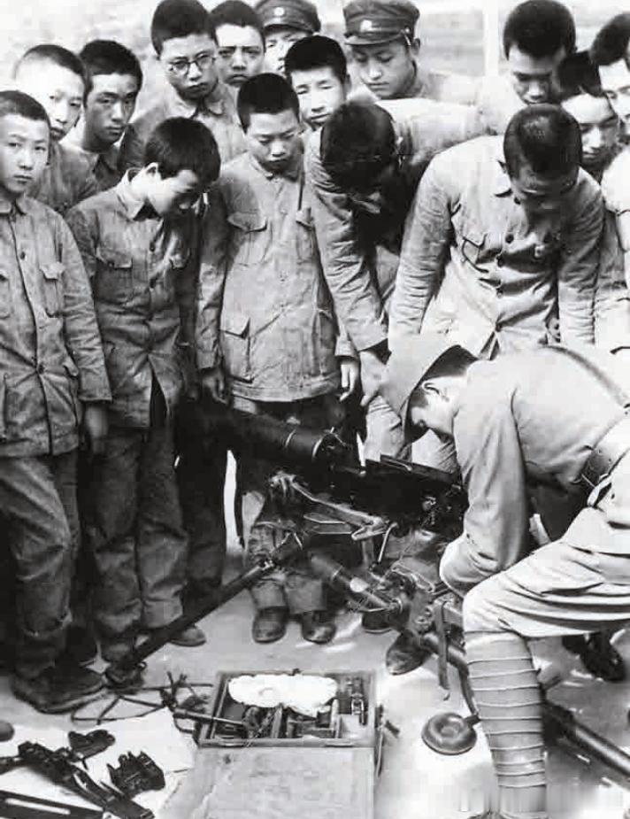 40年代学生军训，他们正在学习马克沁机枪的操作军事历史全触达​​​