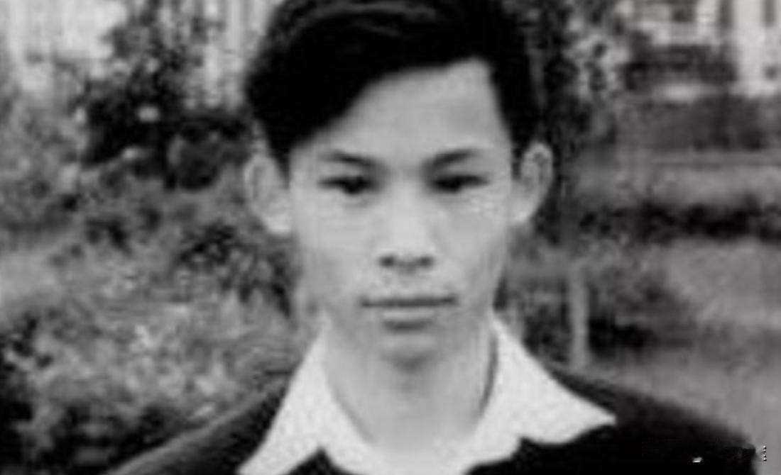 图为陈伯达的长子陈小达，1960年这一年，在北京西便门车站，在通往丰台的一条偏僻