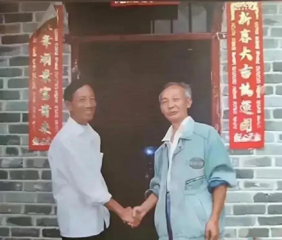 2004年，袁文才孙子和王佐孙子的合影，二人有股子英雄气。照片左边这位，就是王