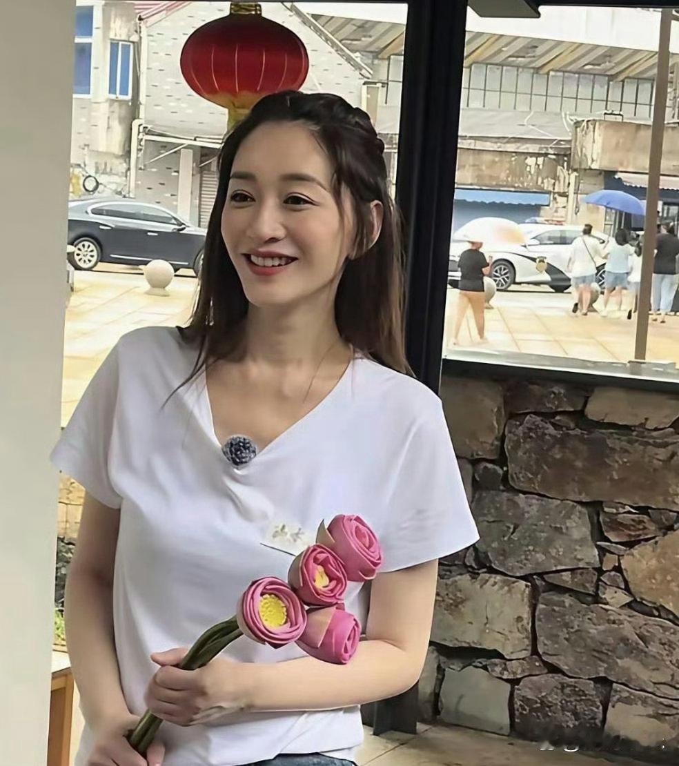 岁月格外眷顾李小冉，容颜状态惊艳脱俗，完全看不出岁月痕迹，少女感满满。