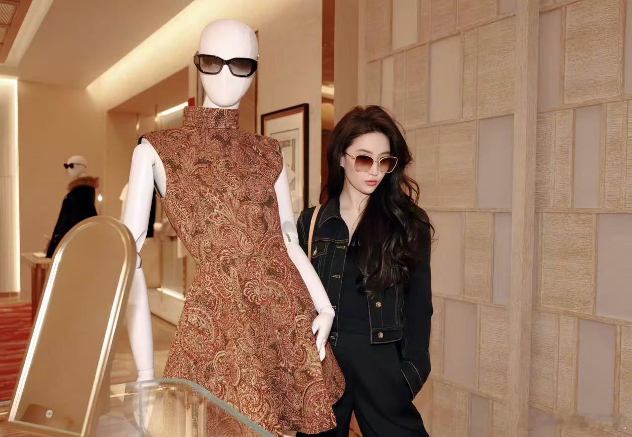 刘亦菲三里屯打卡黑长卷发慵懒垂肩，琥珀色墨镜一戴，把松弛感和贵气焊在了身上刘