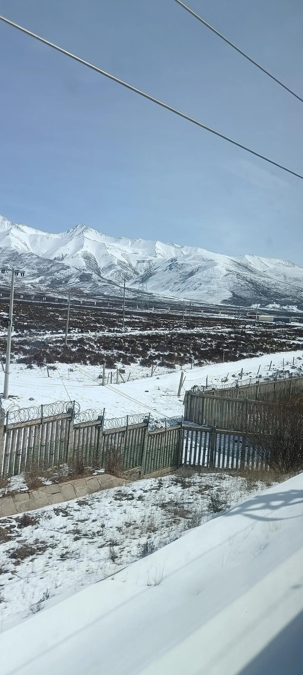 Z595次列车杭州至乌鲁木齐穿越祁连山脉雪山西宁站到张掖西站区间运行实拍坐Z5