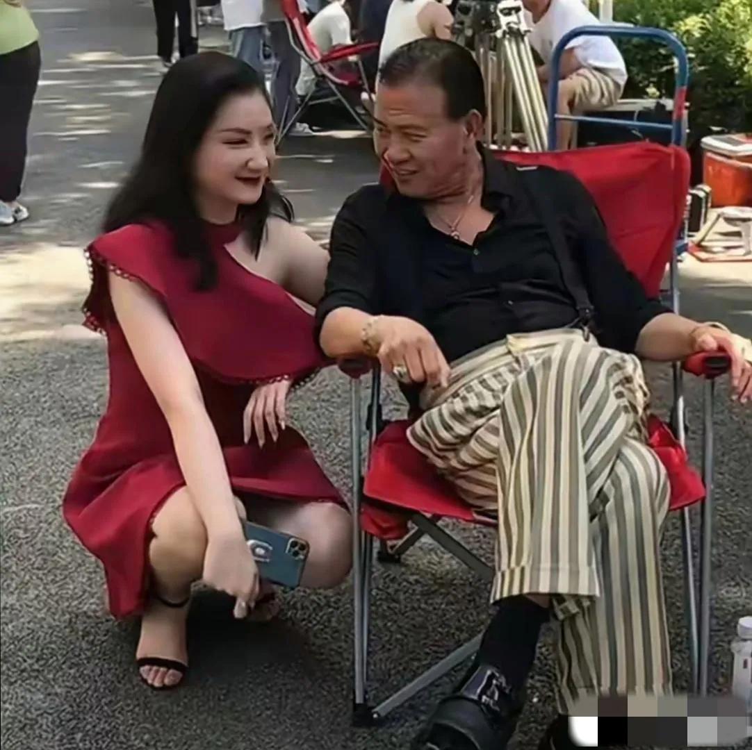 老去的万梓良衣着时尚，黑发拉风，脖挂项链，硕大戒指与手串抢镜，大哥范儿依然不减哈