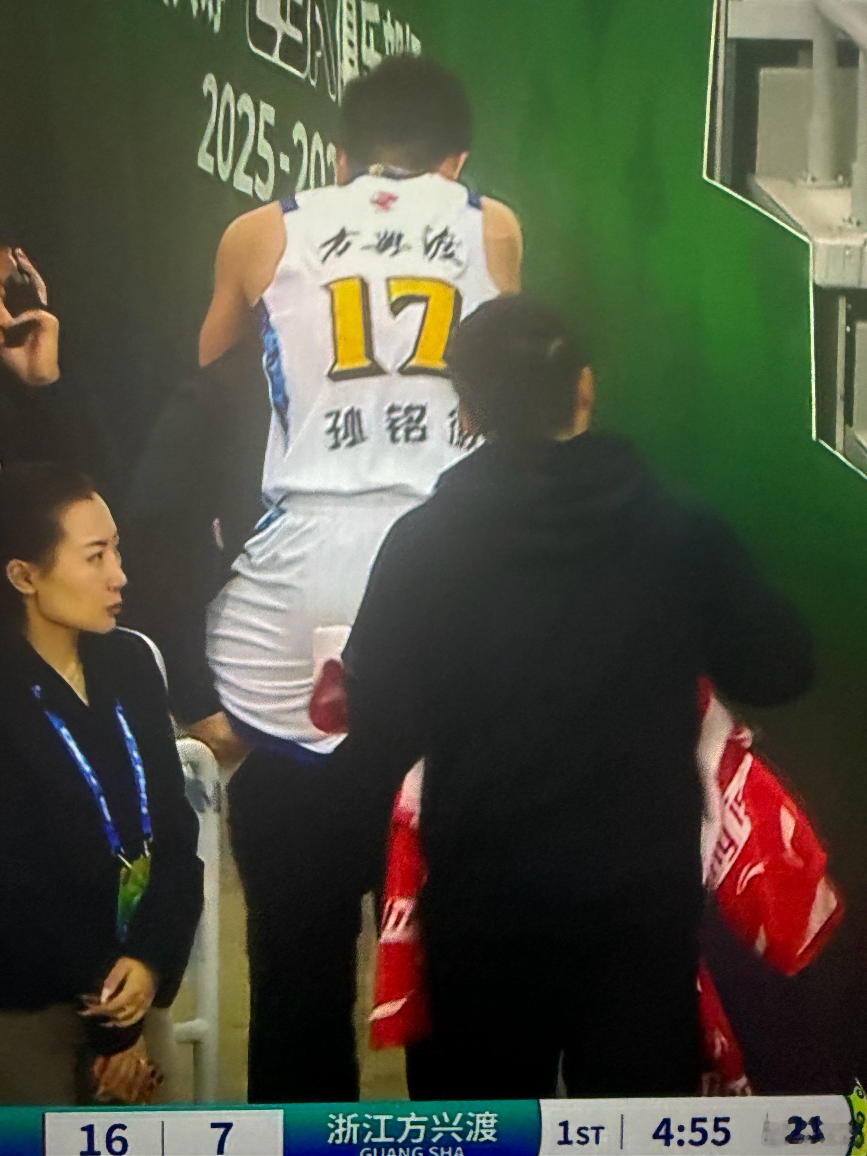 就叫一个寸呐…..孙铭徽崴脚了，而且是膝盖有伤的右腿。受伤瞬间形变挺大，踩的很结