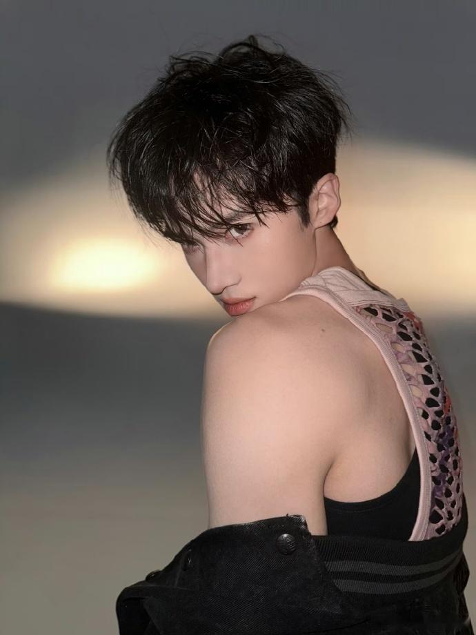 内娱再火一个闫桉怎么了建议男明星都按闫桉这个标准卷闫桉这身材一出，其他男明星的压