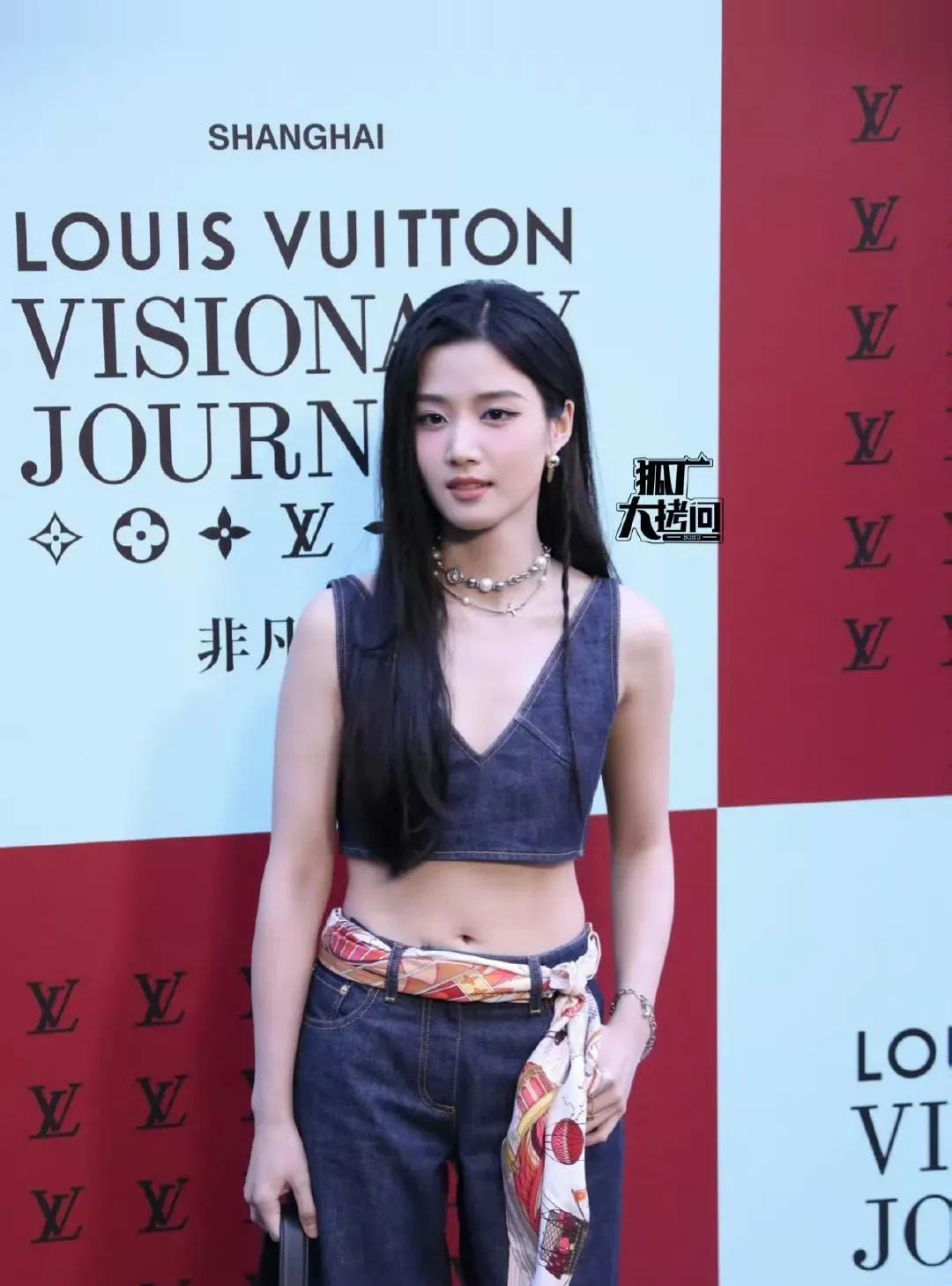卢昱晓露腰卢昱晓今天LV上海大秀露腰造型好辣好辣啊！黑长直发型配露腰牛仔套装美