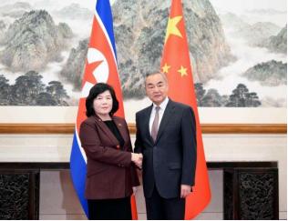 中国和朝鲜连夜沟通 9月28日深夜，北京的灯火映照着一场特殊的会面，中国外交