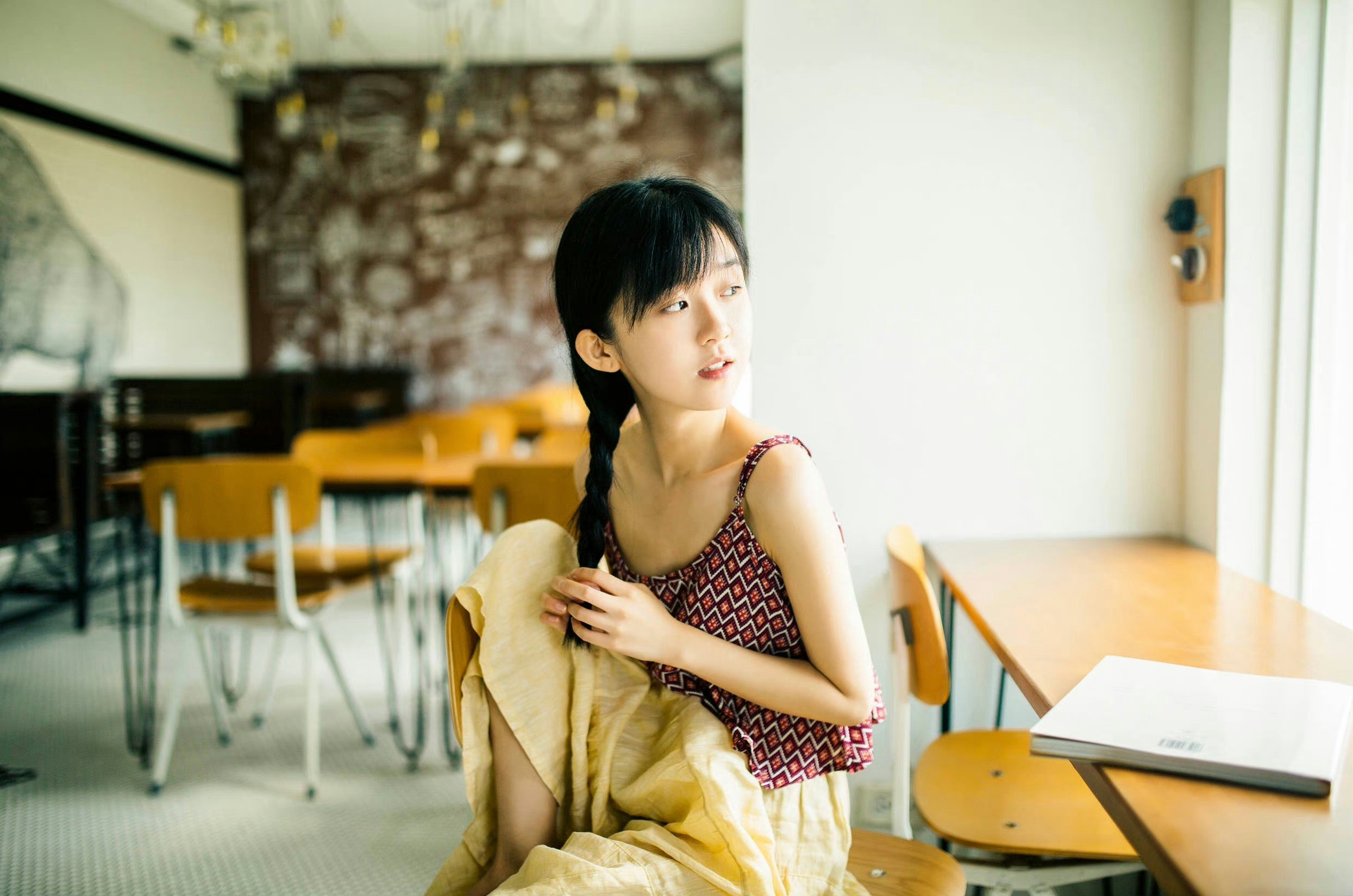 宋伊人夏日甜感少女：麻花辫小吊带​​​