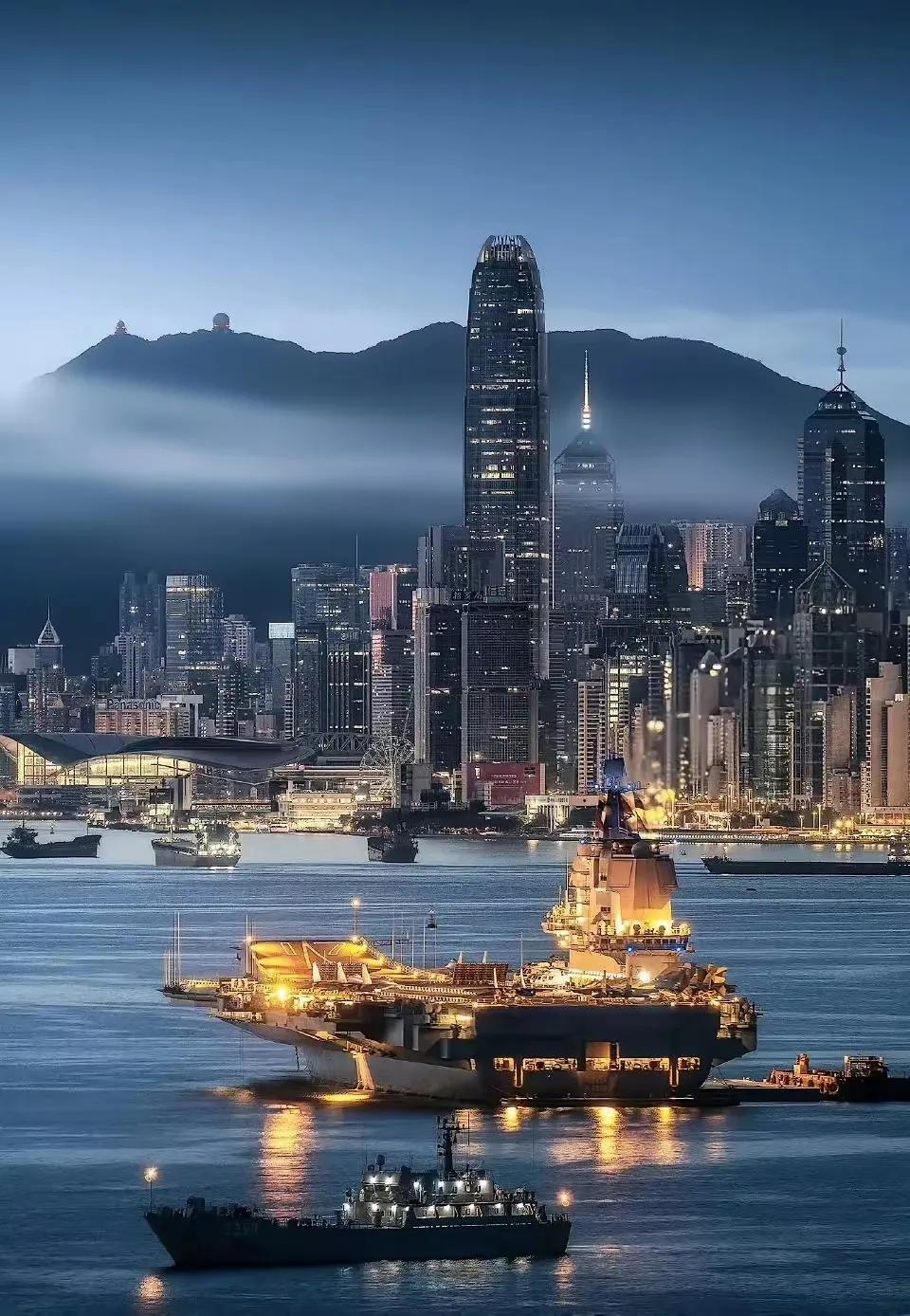 这是山东舰来访香港最震撼的一张照片，可以堪比法新社的水平！这是深圳的一个学生