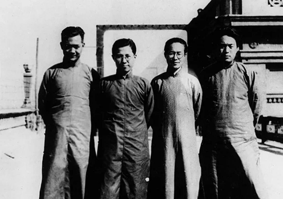1933年，萧乾、曹禺、沈从文、靳以在北平的合影。当时正值曹禺的《雷雨》刚被靳以