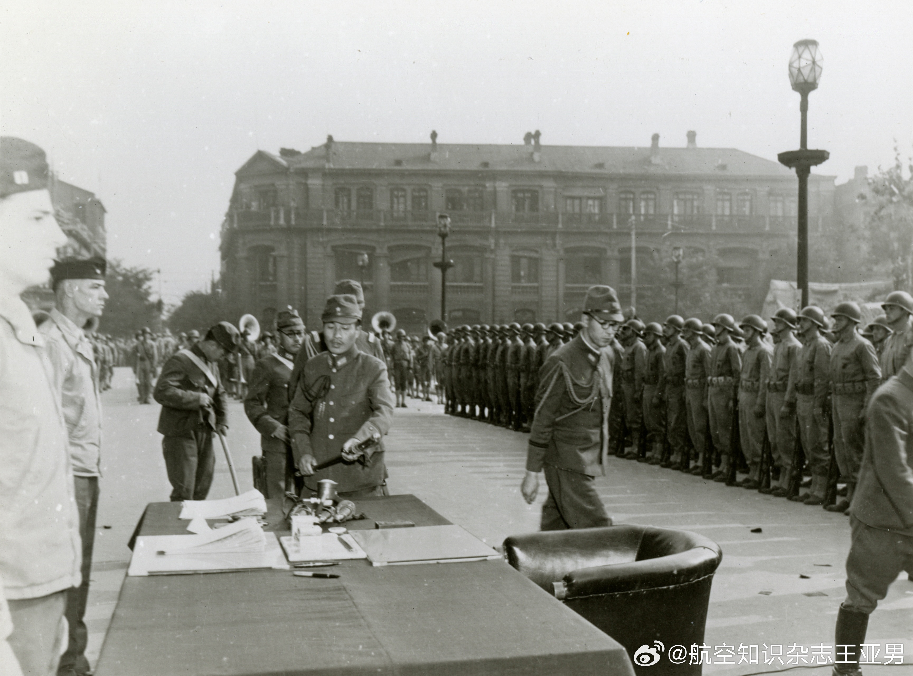 1945年10月，中国天津市中心地带的一处广场上，日军驻天津部队军官列队向美军投