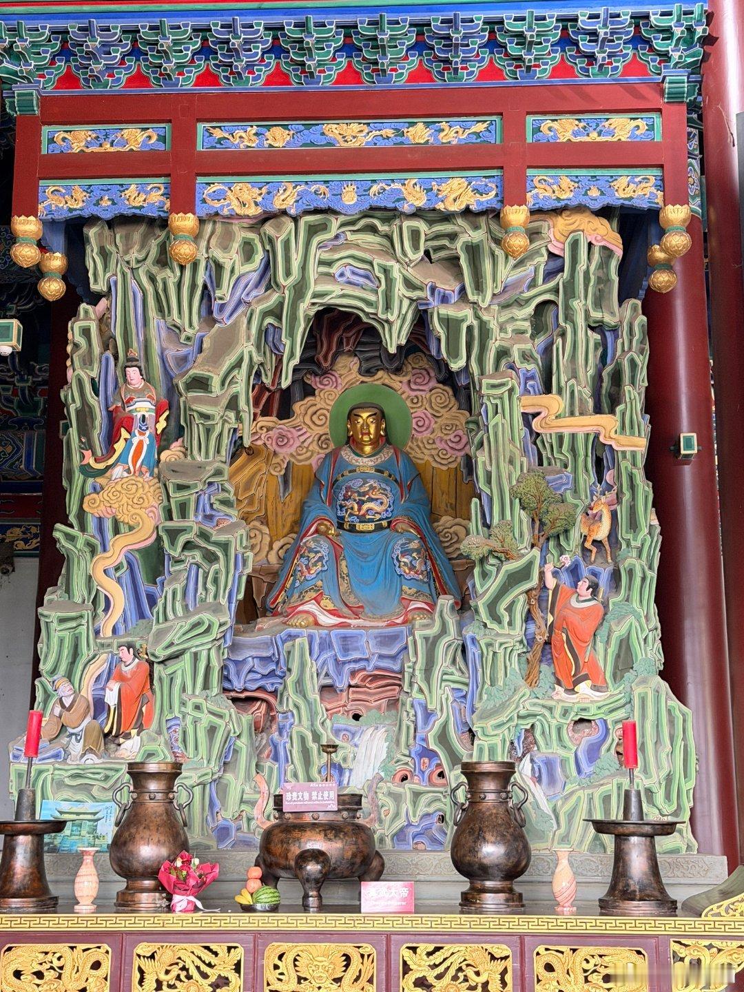今天五月初一，我在祈福圣地武当山的玉虚宫，祝愿诸位平安顺遂，事事如意！