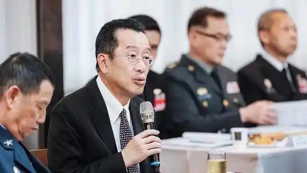 简直荒谬至极！据台媒报道，“台防务部门负责人顾立雄12日公开谴责中国大陆从10月