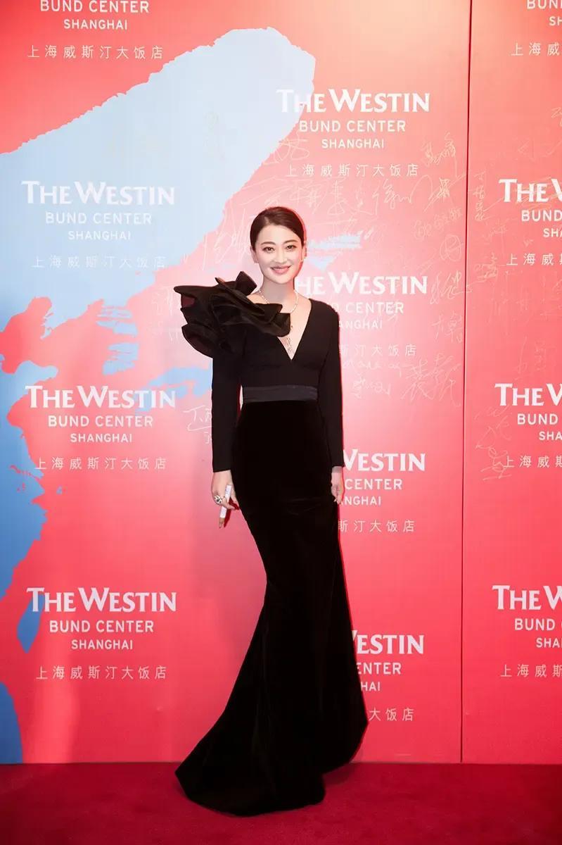 家人们，近日时尚盛典红毯上，梅婷一袭抹胸黑裙惊艳全场！这裙子剪裁考究，完美贴合她