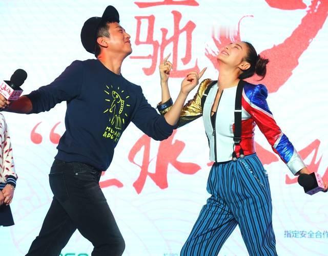 来一组邓超张雨绮逗比的照片，前两张照片，他们用不同动作表情诠释了不同的情景。图一