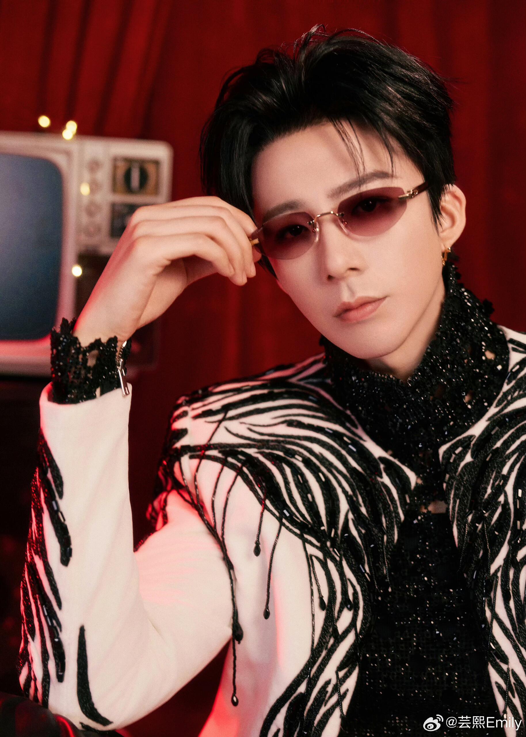 刘宇宁✖️1111惊喜之夜造型这套造型把“复古迪斯科风”玩到了极致！斑马纹流