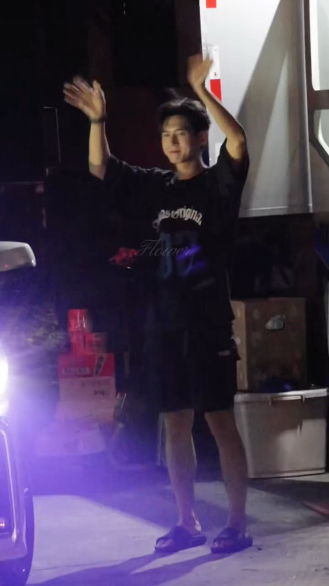 现哥下班的时候和粉丝拜拜了好久🥹👋🏻李现下班挥手和粉丝拜拜李现下班和粉丝拜