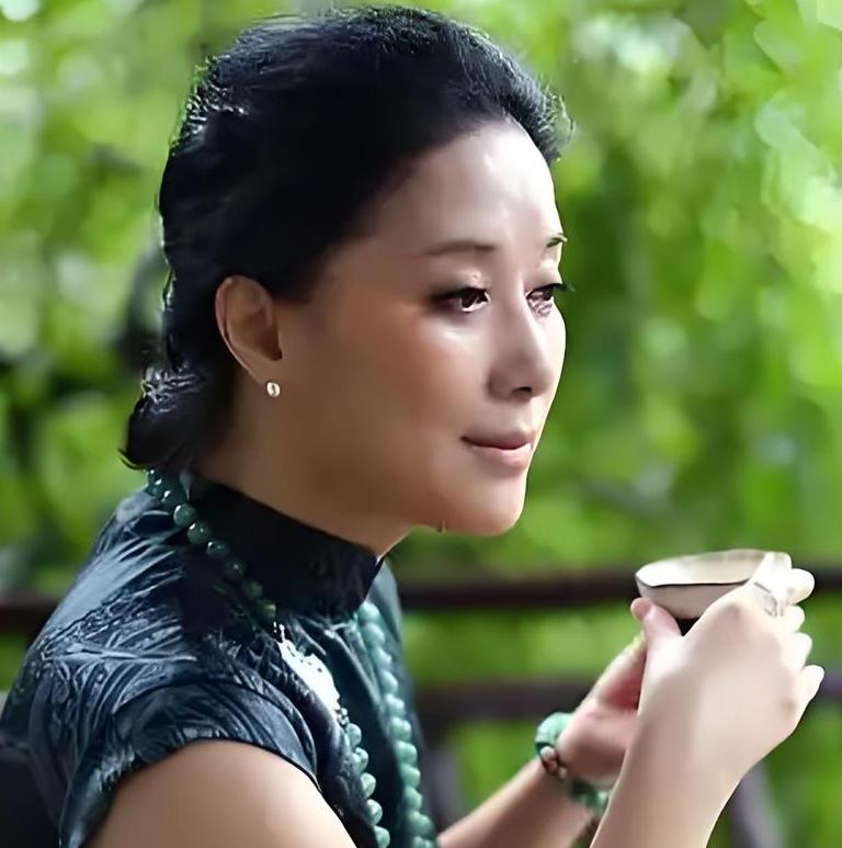 茅威涛是越剧尹派传人，越剧界唯一一位“梅花奖”三度得主，她以对越剧的创新与坚守，