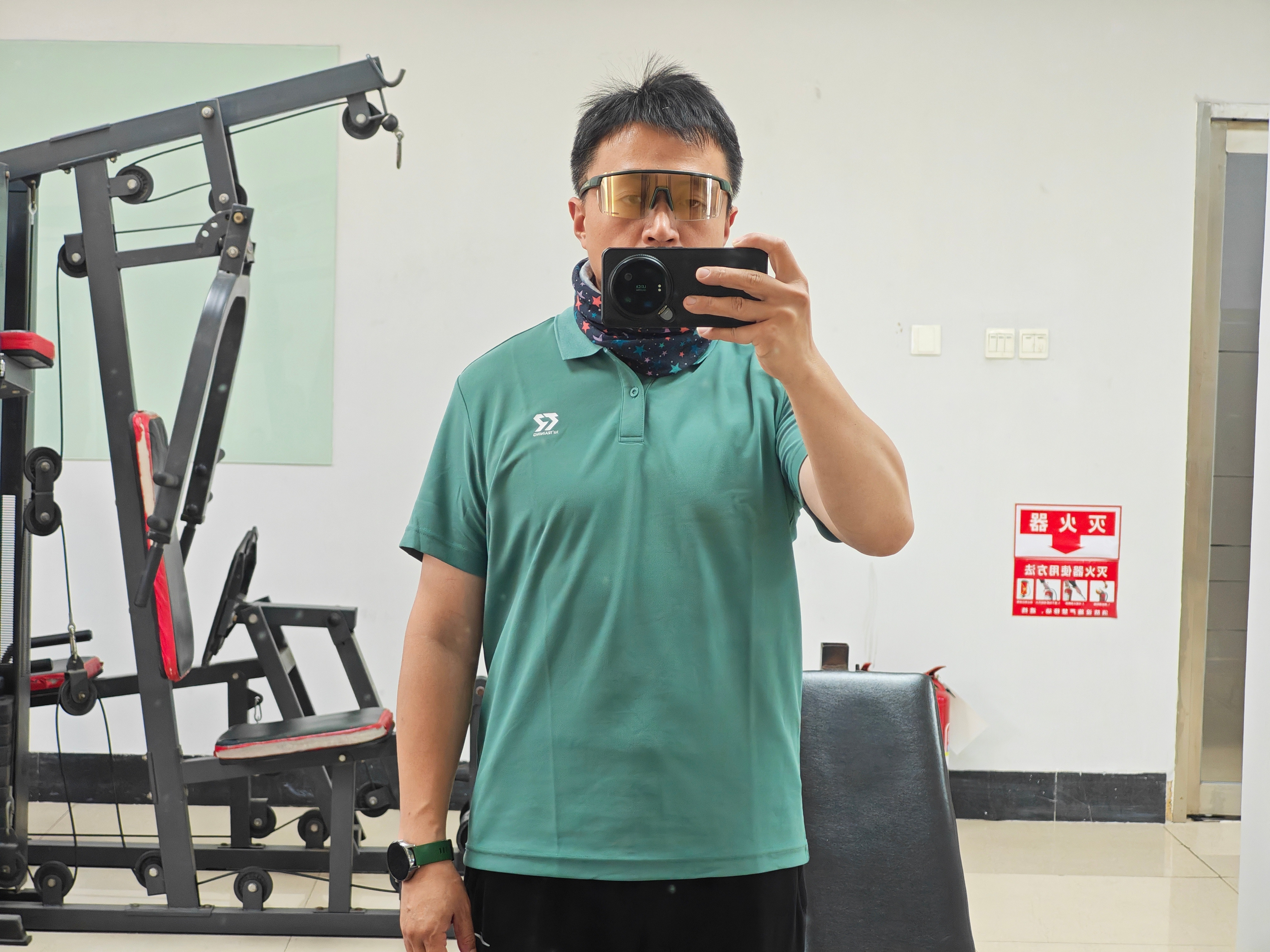 劝大家不要轻易健身，因为肩膀宽了胳膊粗了之后果然显得胳膊短[捂脸哭]另外，闲下来了
