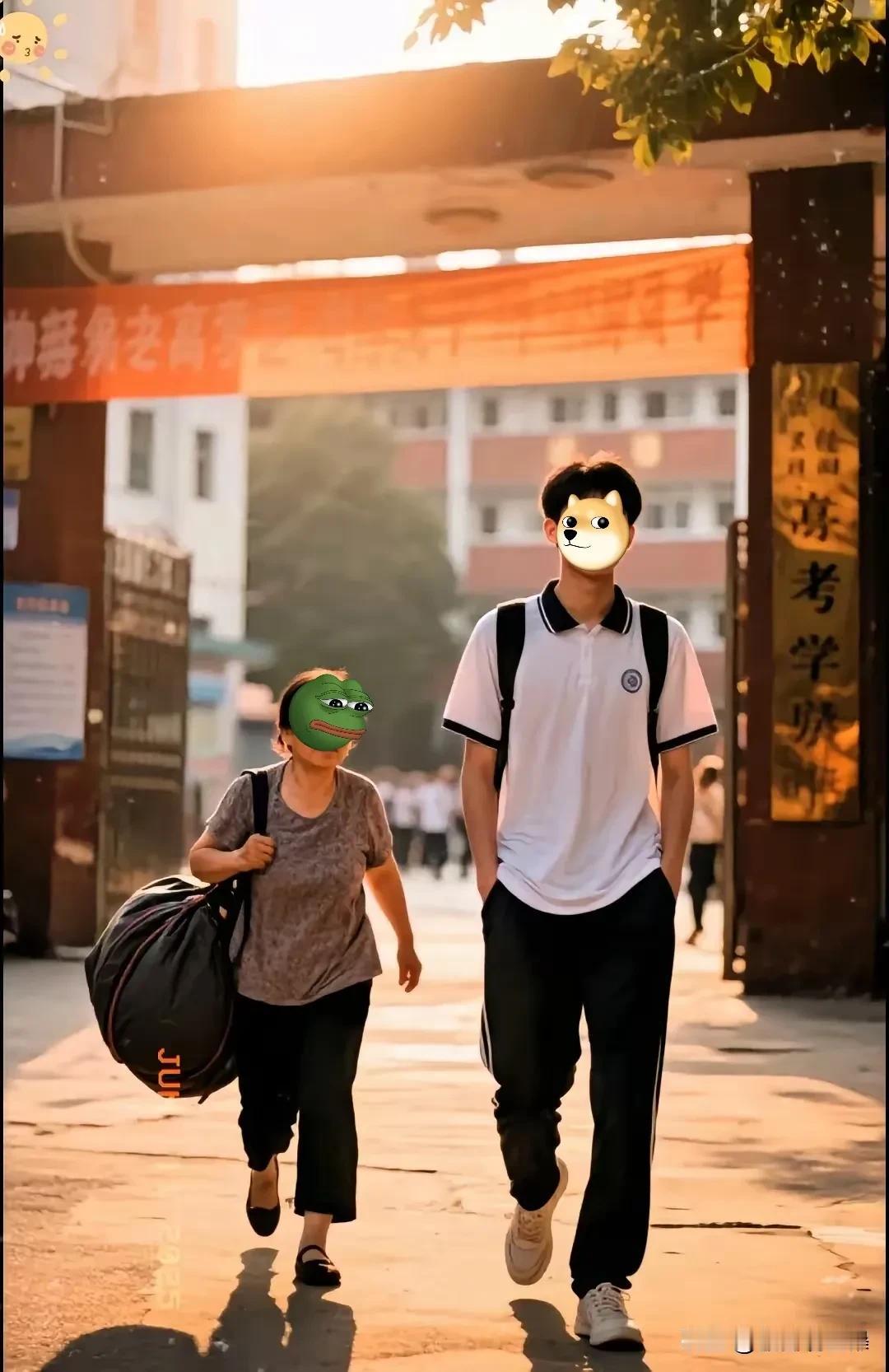 心里很不是滋味，连续刷到好几张妈妈接高考完的儿子回家的照片，都是矮小年迈的妈妈吃