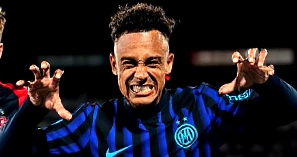 国米高层真有点急了，桌上的日历被红笔圈出5天后的日期，旁边压着几张球员资料，每一