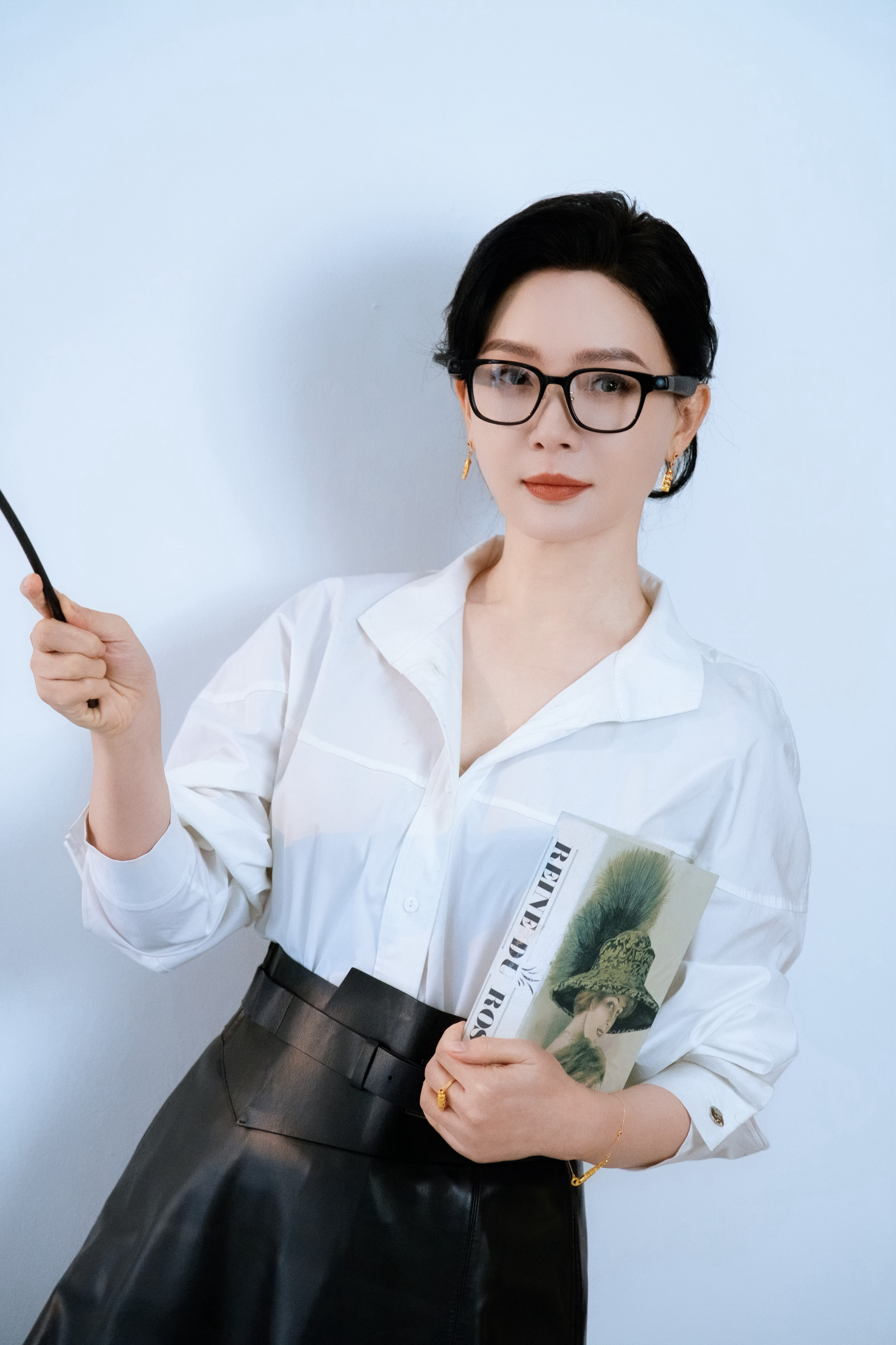 陈数白衫配黑裙，眼镜衬出高智感，静而有光✨