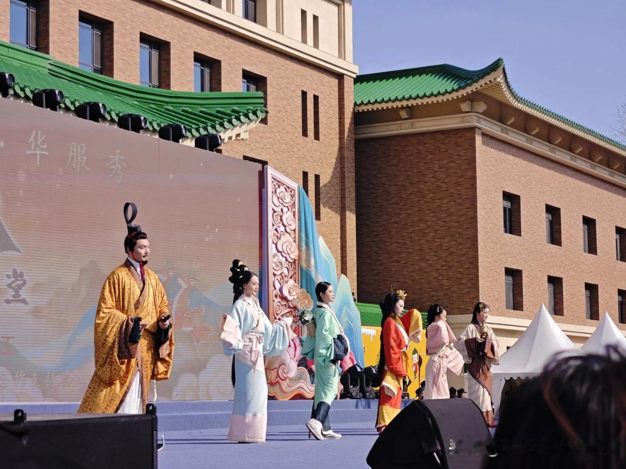 长春新民大街又封了，说是中国华服周，你们路过那里感觉咋样，堵了一个小时吧[捂脸哭]