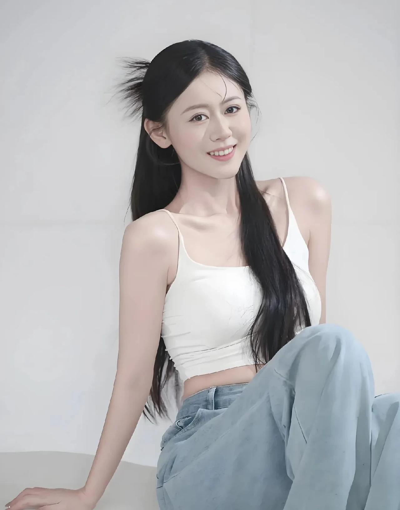 电视剧《利剑玫瑰》，谁有导演电话我高低得给打一个，倒不是夸他拍的好，就是想问
