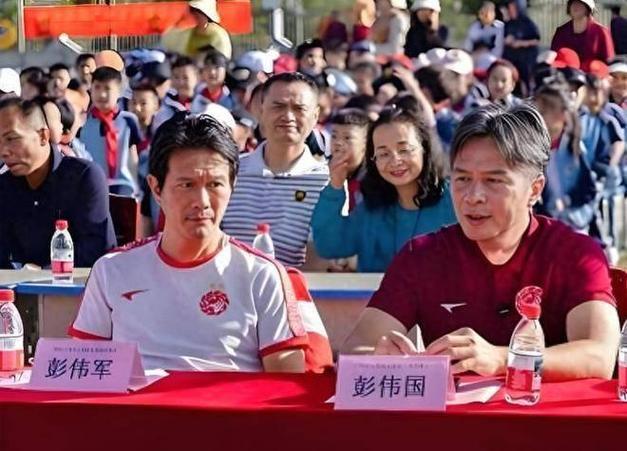 1994年甲A元年，广州太阳神的中场站着两兄弟：哥哥彭伟国是国脚、是核心；弟弟彭