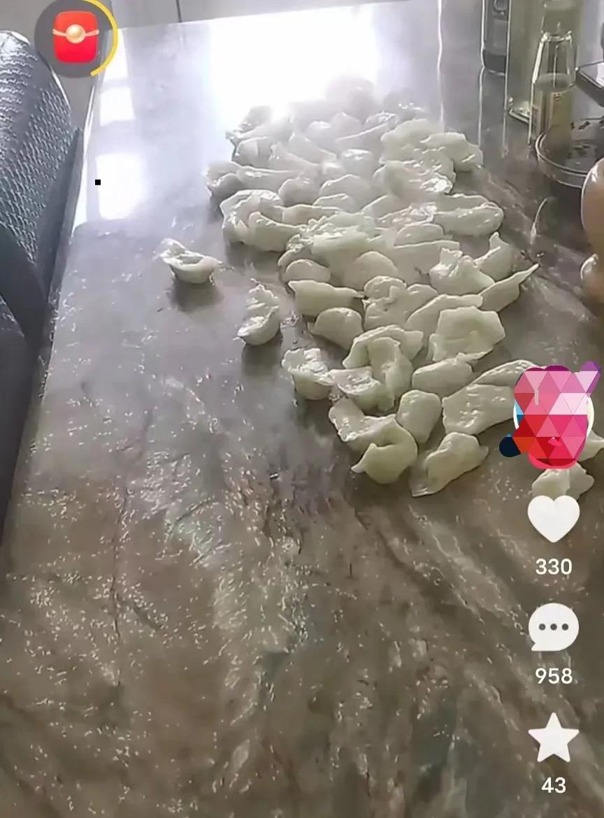 饺子倒桌子上吃实锤了？就没见过那么吃饺子的，多膈应人呐，倒桌子上吃，是缺碗还缺