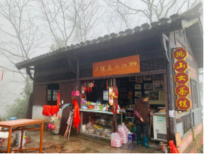 2013年，安徽黄山，一位寡妇做挑山夫20年，辛苦养育了3个儿女，把2个培养成大