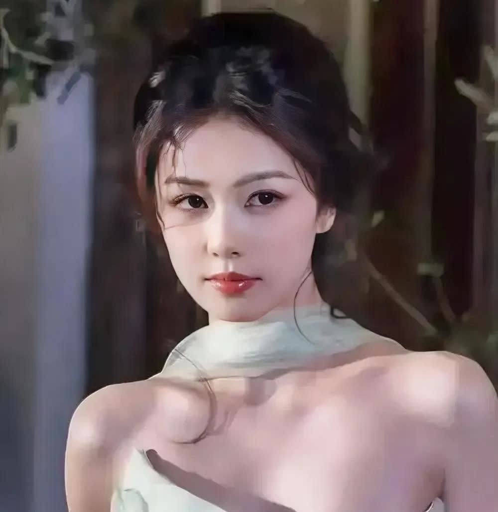 许凯一年谈了3个女朋友，他的前女友白鹿，更是CP无数，但至今未婚配，想一想，其中