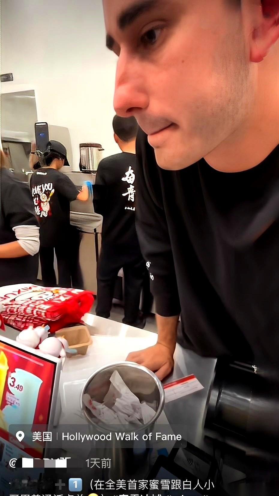 纽约时代广场，最炸裂的不是又上了哪个明星，而是满屏的中文，告诉你蜜雪冰城来了。