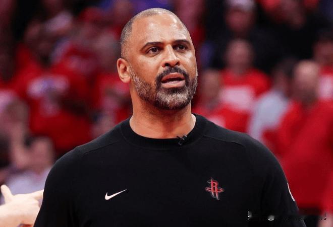 乌杜卡也是左右为难啊，上阿门没篮，没空间，防守端作用明显，但是犯规过多，上场得到