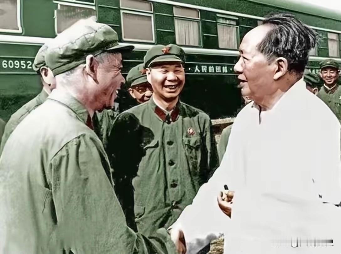这张合影拍摄于60年代后期，毛主席南巡途中，时任总参谋长的杨成武将军负责保卫毛主